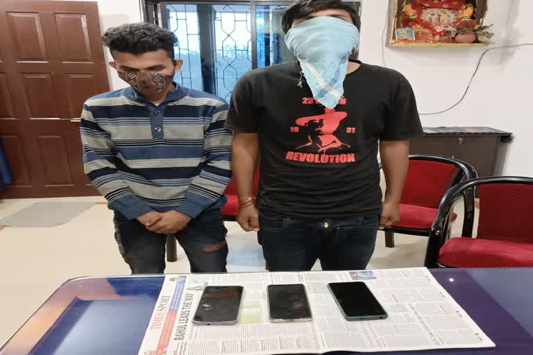 two flipkart delivery boy arrested on mobile theft