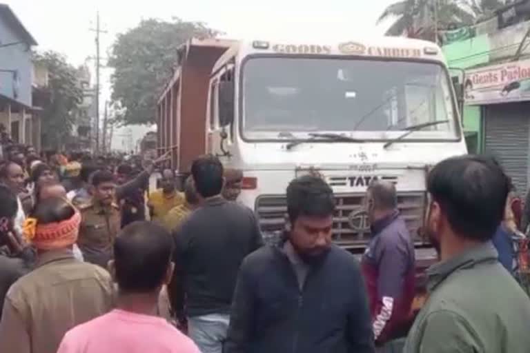 road-accident-in-seraikela-mother-son-died-after-hit-by-trailer-in-chandil-police-station