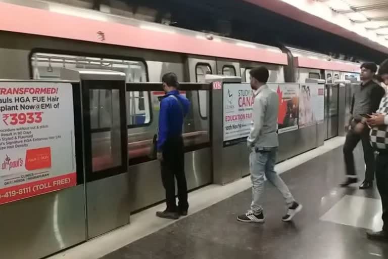 दिल्ली मेट्रो में खड़े होकर नहीं कर सकेंगे सफर