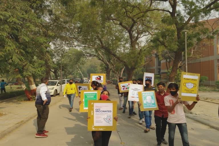 Gujarat University Students : ગુજરાત યુનિવર્સિટીના વિદ્યાર્થીઓ દ્વારા કોરોના સામે માસ્ક અંગે અનોખું જાગૃતિ અભિયાન