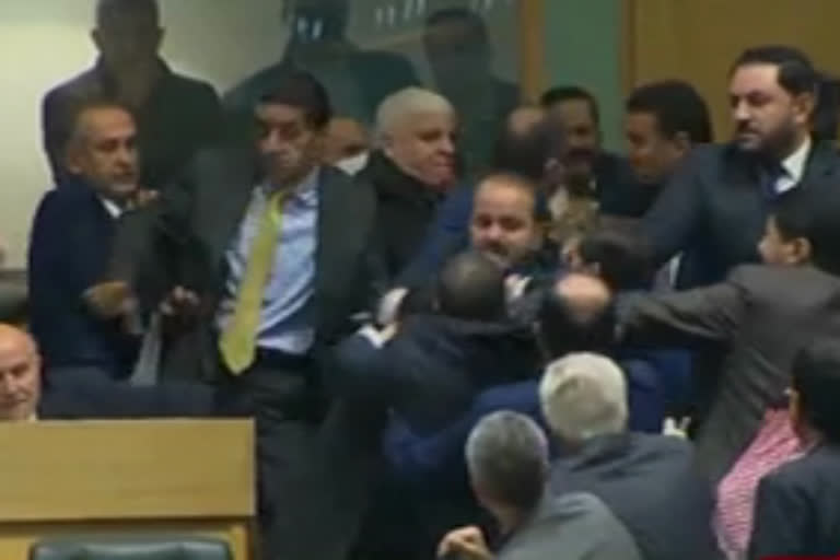Jordan Parliament Session  Jordanian MPs fighting in parliament  ജോർദാൻ പാർലമെന്‍റിൽ കയ്യാങ്കളി  latest international news  നിയമസഭയിൽ വാക്കേറ്റവും കയ്യാങ്കളിയും  ഭരണ പ്രതിപക്ഷങ്ങള്‍ ഏറ്റുമുട്ടി