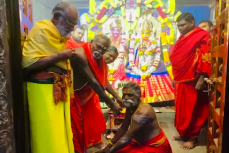 full-of-devotees-at-vijayawada-kanaka-durgamma-temple