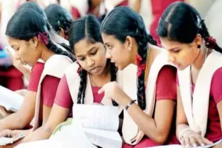 தமிழ்நாட்டில் அரசு பள்ளிகளில் மாணவர் எண்ணிக்கை உயர்வு  amilnadu government school students strength increased  corana situation makes parents moneyless in TN  நடப்பு கல்வியாண்டில் புதிய மாணவர்கள்  கரோனாவால் அதிகரித்த மாணவர் சேர்கை