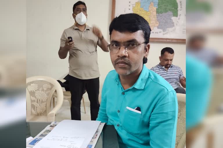 Lineman Ravikumar arrested while taking bribe at davanagere