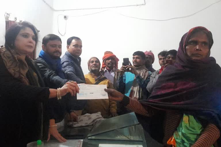 4 Lakh Cheque Got Families of Labours in Narkatiaganj
