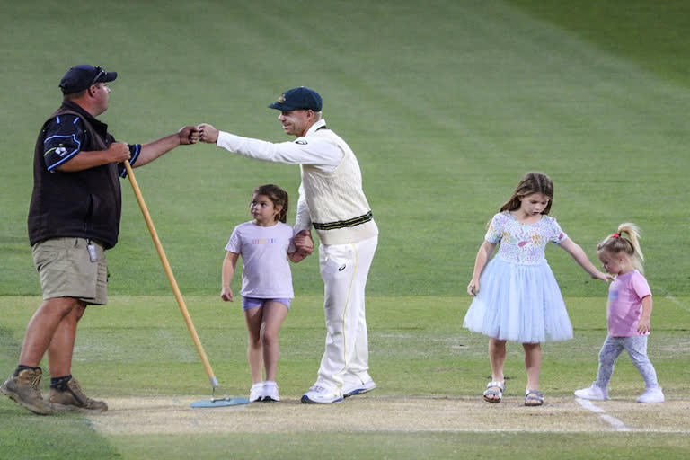 David Warner’s daughter Indi  David Warner’s daughter Indi presents batting skills  ഡേവിഡ് വാര്‍ണറുടെ മകള്‍ ഇന്‍ഡി ക്രിക്കറ്റ് കളിക്കുന്ന വീഡിയോ