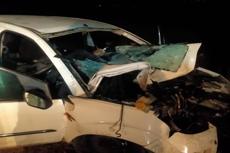 4 died when a car had head on collision with tree