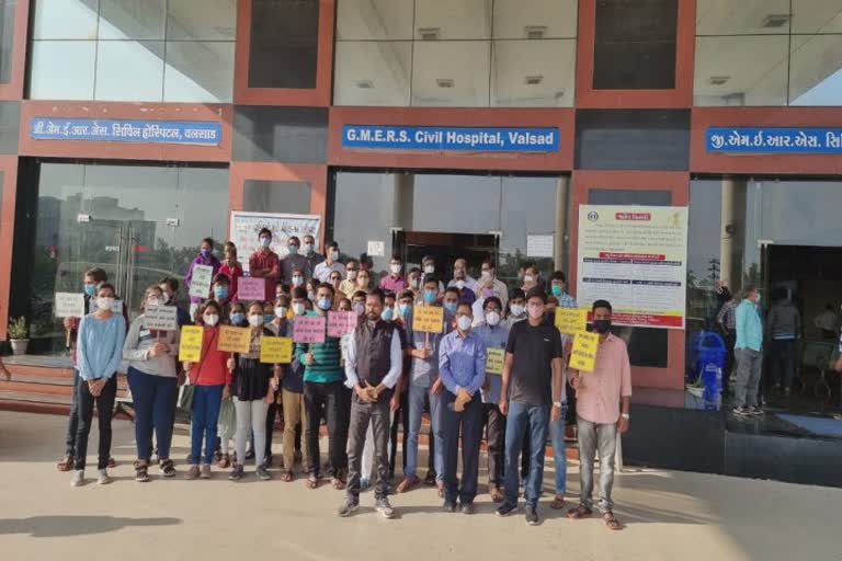 Medical Students Protest in Valsad : દિલ્હીના મેડિકલ વિદ્યાર્થીઓના સમર્થનમાં વિરોધ પ્રદર્શન યોજાયું