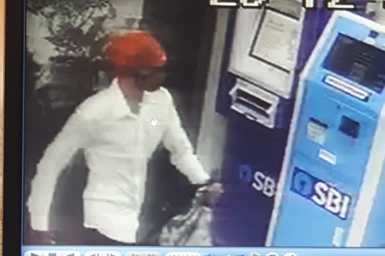 mumbai sbi robbery  two held in Mumbai sbi bank robbery  മുംബൈ എസ്ബിഐയിലെ കവര്‍ച്ച  പട്ടാപ്പകല്‍ ബാങ്കില്‍ കവര്‍ച്ച നടത്തിയ രണ്ട് പേര്‍ അറസ്റ്റില്‍