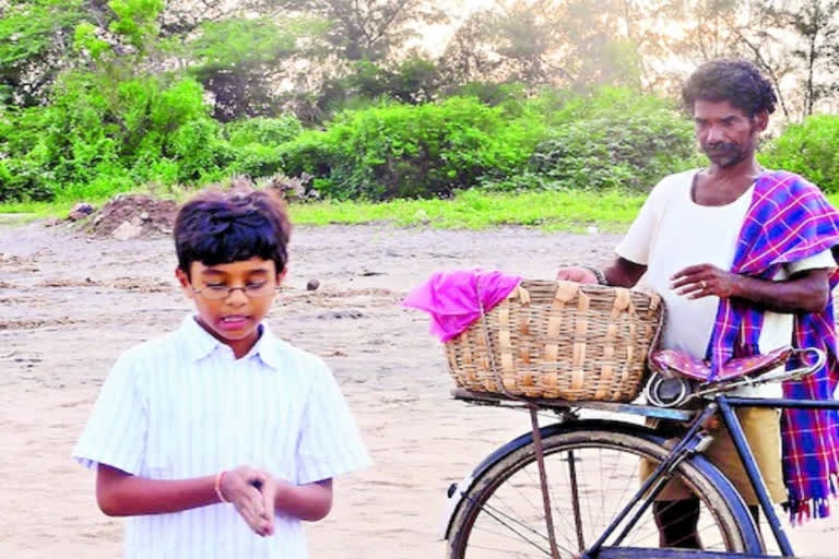 boy give back to pea seller at kakinada