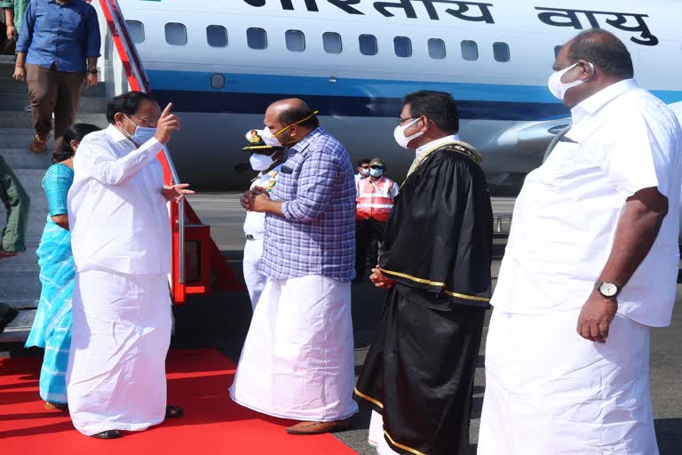 Venkaiah Naidu receives warm welcome Kochi  Indian Vice President in Kochi  വെങ്കയ്യ നായിഡുവിന് കൊച്ചിയില്‍ വന്‍ സ്വീകരണം  ഉപരാഷ്ട്രപതി കേരളത്തില്‍