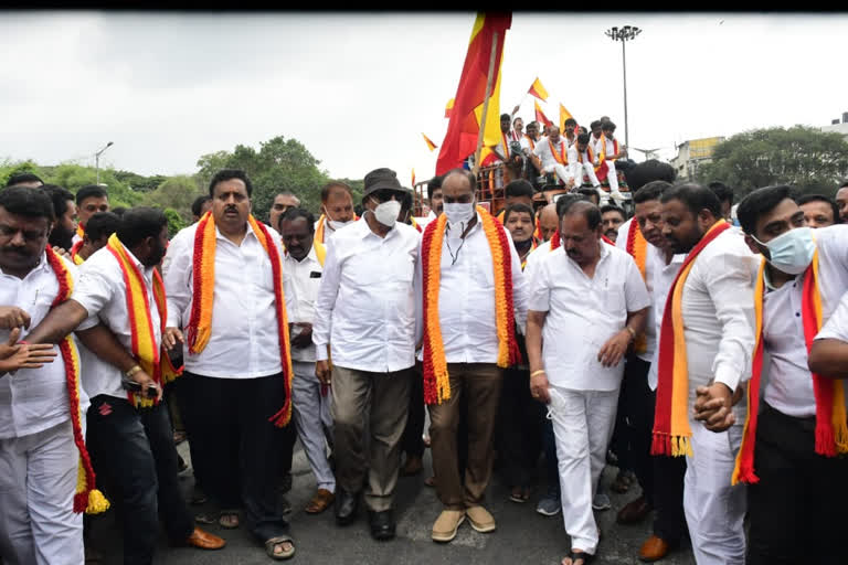 Kannada organizations protest off, Kannada organizations mass protest off in middle, Kannada organizations protest off in Bengaluru, Karnataka bundh cancel, ಕನ್ನಡ ಪರ ಸಂಘಟನೆಗಳಿಂದ ಪ್ರತಿಭಟನೆ ಅರ್ಧಕ್ಕೆ ಠುಸ್​, ಕನ್ನಡ ಪರ ಸಂಘಟನೆಗಳಿಂದ ಬೃಹತ್​ ಪ್ರತಿಭಟನೆ ಮಧ್ಯದಲ್ಲೇ ಠುಸ್, ಬೆಂಗಳೂರಿನಲ್ಲಿ ಕನ್ನಡ ಪರ ಸಂಘಟನೆಗಳಿಂದ ಪ್ರತಿಭಟನೆ ಮಧ್ಯದಲ್ಲೇ ಠುಸ್, ಕರ್ನಾಟಕ ಬಂದ್​ ಕ್ಯಾನ್ಸಲ್​,