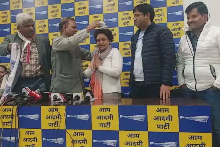 Virendra Sehwag Sister Join Aap : અંજુ સેહવાગે કોંગ્રેસ છોડી, દિલ્હી આપે ટોપી પહેરાવી આવકાર્યાં