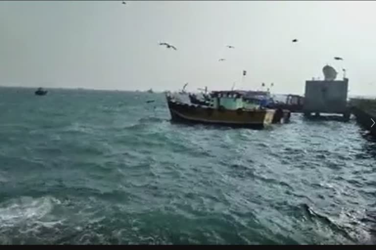 Okha Bat Dwarka Boat Ferry: ઓખા બેટ દ્વારકા વચ્ચે ચાલતી બોટ ફેરી સર્વિસ તંત્ર દ્વારા બંધ કરવાની ફરજ પડી