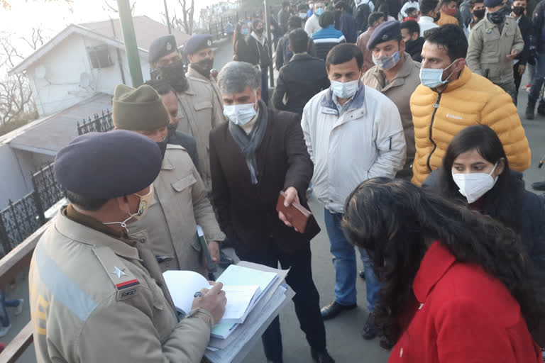 Police challan tourist in Shimla