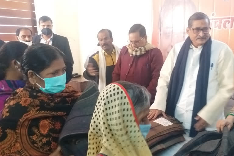 BJP Leaders Distributed Blankets In Patna