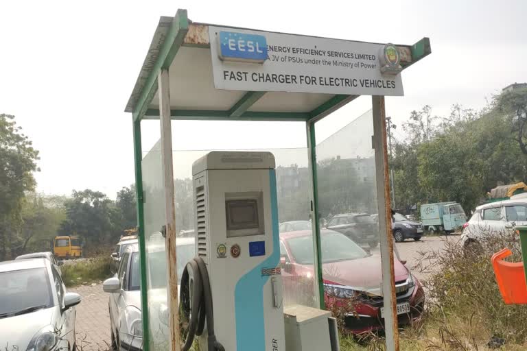 electric-vehicle-charging-machines-in-hauz-khas-village-parking-lot-are-abandoned