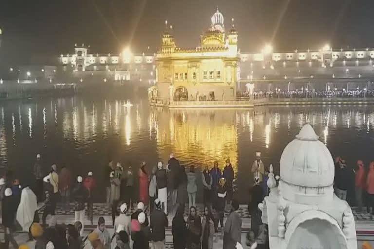 ਨਵੇਂ ਸਾਲ ਮੌਕੇ ਸੰਗਤ ਸ੍ਰੀ ਦਰਬਾਰ ਸਾਹਿਬ ਹੋ ਰਹੀ ਨਤਮਸਤਕ