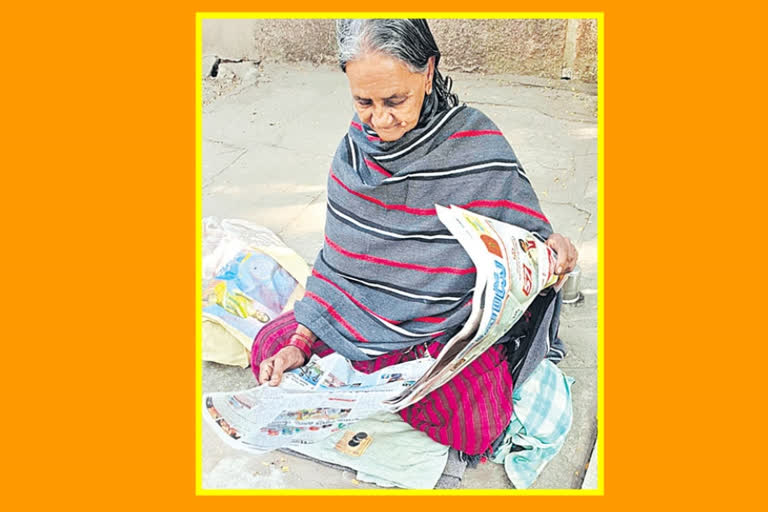 old-woman-lovers-read-paper-instead-of-her-children-at-barkatpura-hyderabad