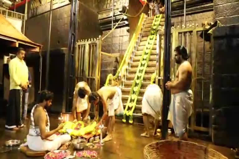 sabarimala padipooja  mandala makaravilakku pilgrimage  sannidhanam latest news  ശരണമുഖരിതമായി സന്നിധാനം  ശബരിമല വാർത്തകള്‍  ഭക്തിസാന്ദ്രമായി പടിപൂജ