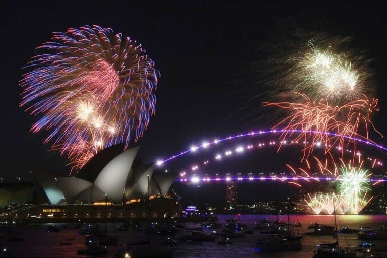 Fireworks welcome New Year in Sydney  Australia celebrates New Year  New Year celebrations in Sydney  കൊവിഡ് വ്യാപനത്തിനിടെ പുതുവര്‍ഷം ആഘോഷിച്ച് ഓസ്‌ട്രേലിയ  ഓസ്‌ട്രേലിയയിലെ പുതുവര്‍ഷം  ഓസ്‌ട്രേലിയ ഇന്നത്തെ വാര്‍ത്ത