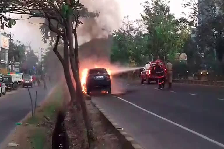 കാറിന് തീപിടിച്ചു  കാർ കത്തിനശിച്ചു  car accident kochi  kochi latest news  കേരളം വാർത്തകള്‍