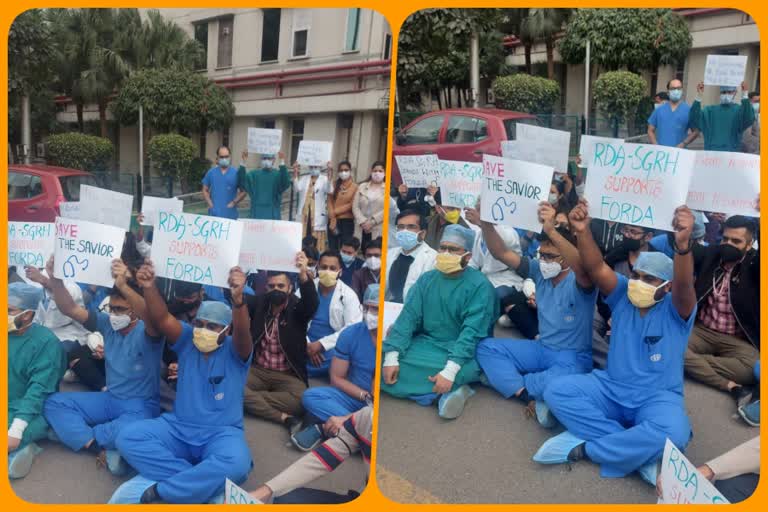 गंगाराम हॉस्पिटल के रेजिडेंट डॉक्टरों ने निकाला प्रोटेस्ट मार्च