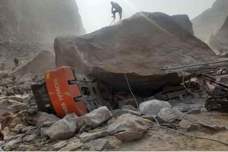 Hill slipped in Bhiwani About 10 people and half dozen vehicles feared buried