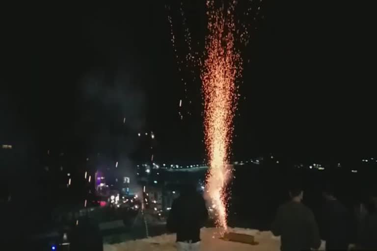 tourists welcome new year 2022 with fire crackers at gulmarg