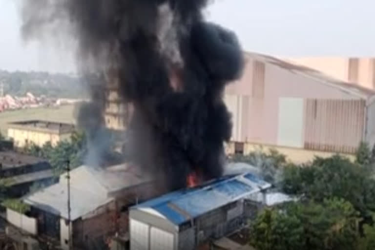 Kolkata paint godown fire  fire near Kolkata airport  fire near Netaji Subhash Chandra Bose Airport  കൊല്‍ക്കത്തയിലെ പെയിന്‍റ് ഗോഡൗണിൽ വന്‍ തീപിടുത്തം  പെയിന്‍റ് ഗോഡൗണിലെ അഗ്‌നി നിയന്ത്രണ വിധേയമാക്കി  കൊൽക്കത്ത ഇന്നത്തെ വാര്‍ത്ത  പശ്ചിമ ബംഗാള്‍ ഇന്നത്തെ വാര്‍ത്ത  Major fire at paint godown West Bengal Kolkata  West Bengal todays news  Kolkata todays news