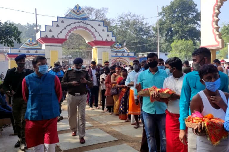 Crowd of devotees in Maa Chhinnamastika temple