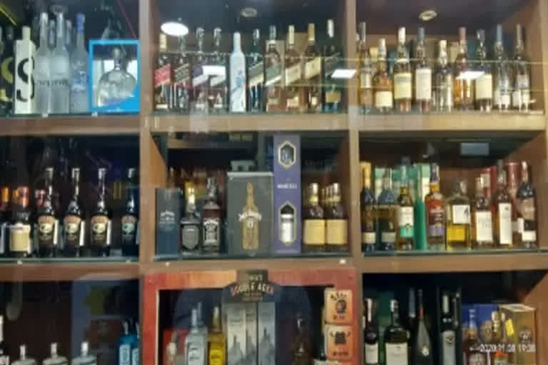 Highest liquor sale in Telangana AP  preliminary estimates of liquor sales  Prohibition and Excise Department of Telangana  തെലങ്കാനയിൽ റെക്കോഡ് മദ്യവിൽപന  തെലങ്കാനയിൽ 172 കോടി രൂപയുടെ മദ്യവിൽപന  ആന്ധ്രാപ്രദേശിൽ 124 കോടി രൂപയുടെ മദ്യവിൽപന