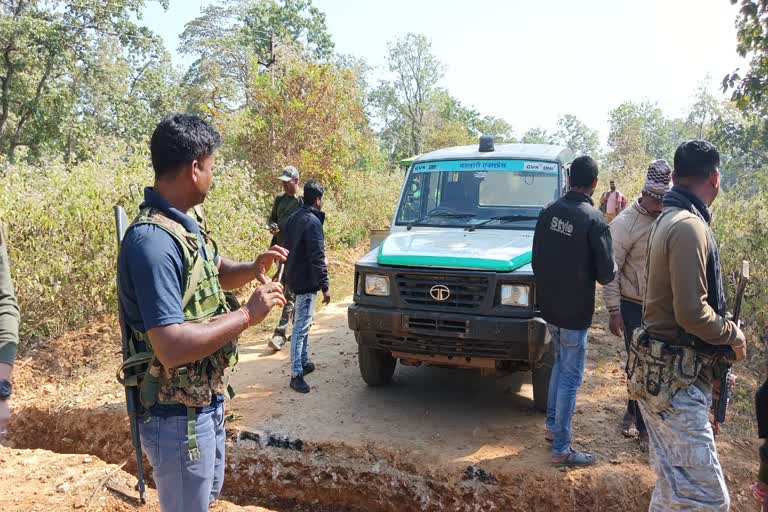 Maoists blocked the road at many places in Bijapur