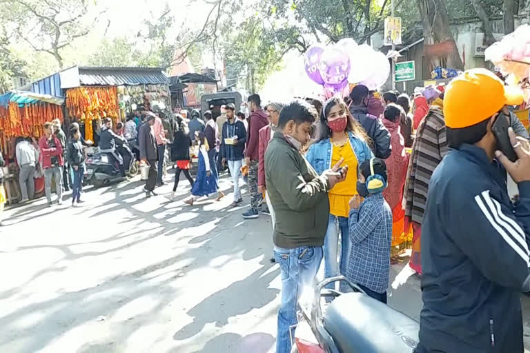 Devotees reached the temple to worship