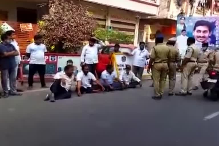 tdp-corporator-chanti-protest-infront-of-ministed-vellampalli-house