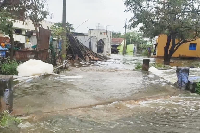 வீடுகளுக்குள் புகுந்த தண்ணீர்