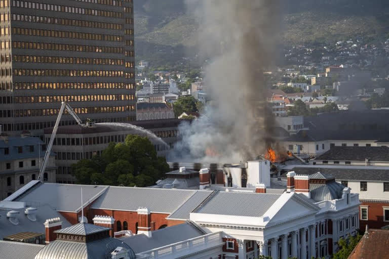 Fire burns South Africas Parliament building in Cape Town