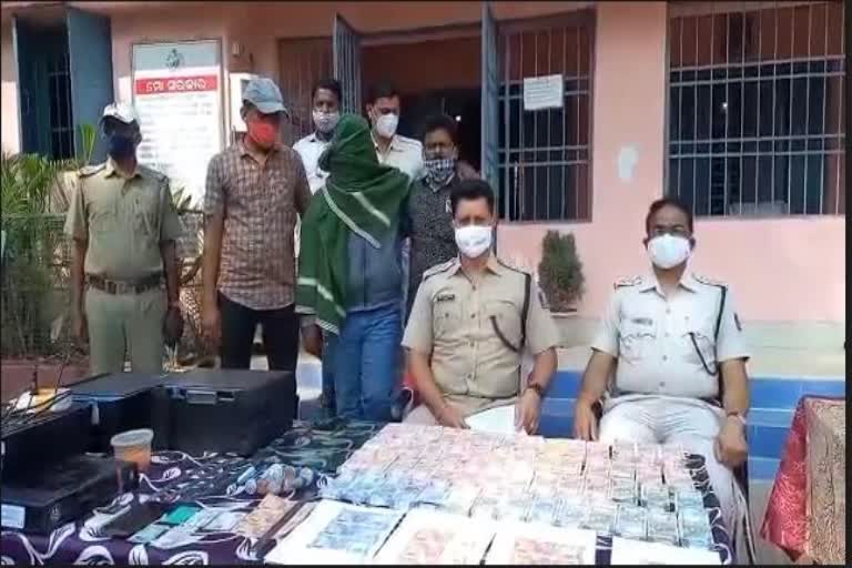 police raid on duplicate note: କିଙ୍ଗପିନ ଗିରଫ, ପ୍ରଚୁର ଟଙ୍କା ଜବତ