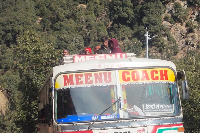 overloading bus in sirmaur