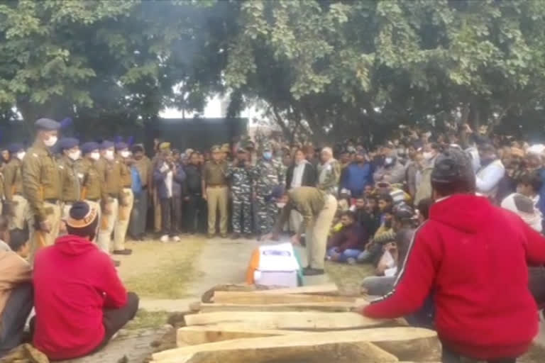 crpf jawan cremated with guard of honour