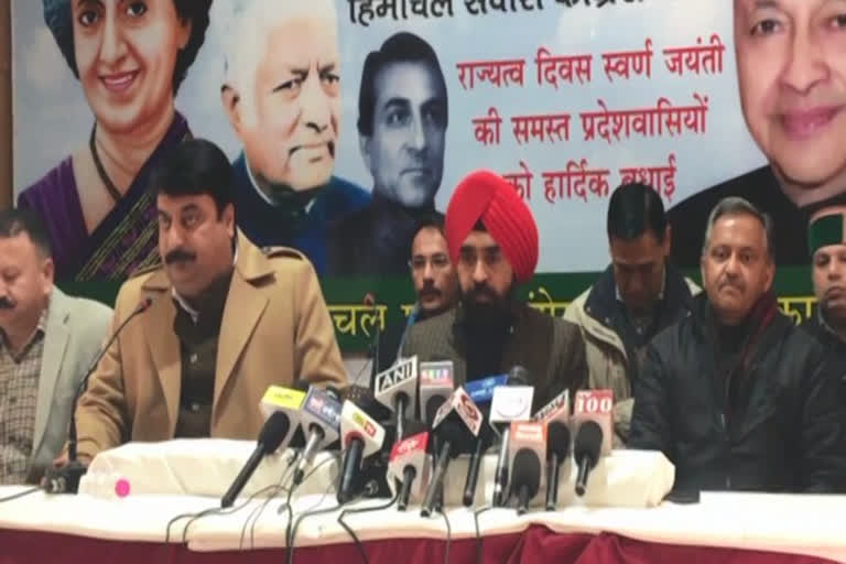 BJP gives inflation as new year gift  Charanjit singh sapra  BJP vs Congress  Himachal pradesh congress press conference  ಬಿಜೆಪಿ ಹೊಸ ವರ್ಷಕ್ಕೆ ಹಣದುಬ್ಬರ ನೀಡಿದೆ ಎಂದ ಕಾಂಗ್ರೆಸ್​ ಹಿಮಾಚಲದಲ್ಲಿ ಬಿಜೆಪಿ ಹೊಸ ವರ್ಷಕ್ಕೆ ಹಣದುಬ್ಬರ ನೀಡಿದೆ ಎಂದ ಕಾಂಗ್ರೆಸ್​ ಬಿಜೆಪಿ ವಿರುದ್ಧ ಕಾಂಗ್ರೆಸ್​ ಕಿಡಿ