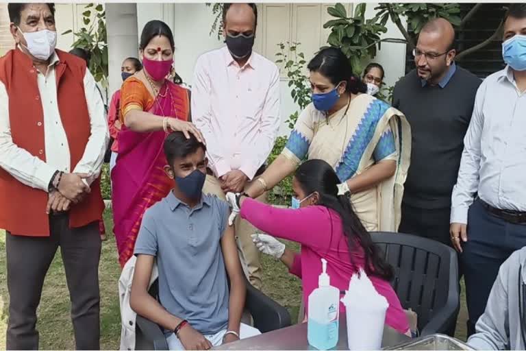 Corona vaccination of children in Ahmedabad: અમદાવાદની શાળાઓમાં તિલક કર્યા પછી બાળકોને અપાઈ કોરોનાની રસી