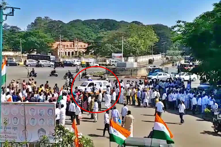 Congress workers celebration, Congress workers celebration in Mysore, congress without giving way to ambulance, Mysore news, Mekedatu news, ಆ್ಯಂಬುಲೆನ್ಸ್​ಗೂ ದಾರಿ ಕೊಡದೇ‌ ಸಂಭ್ರಮ, ಆ್ಯಂಬುಲೆನ್ಸ್​ಗೂ ದಾರಿ ಕೊಡದೇ‌ ಕಾಂಗ್ರೆಸ್​ ಸಂಭ್ರಮ, ಮೈಸೂರು ಸುದ್ದಿ, ಮೇಕೆದಾಟು ಸುದ್ದಿ,