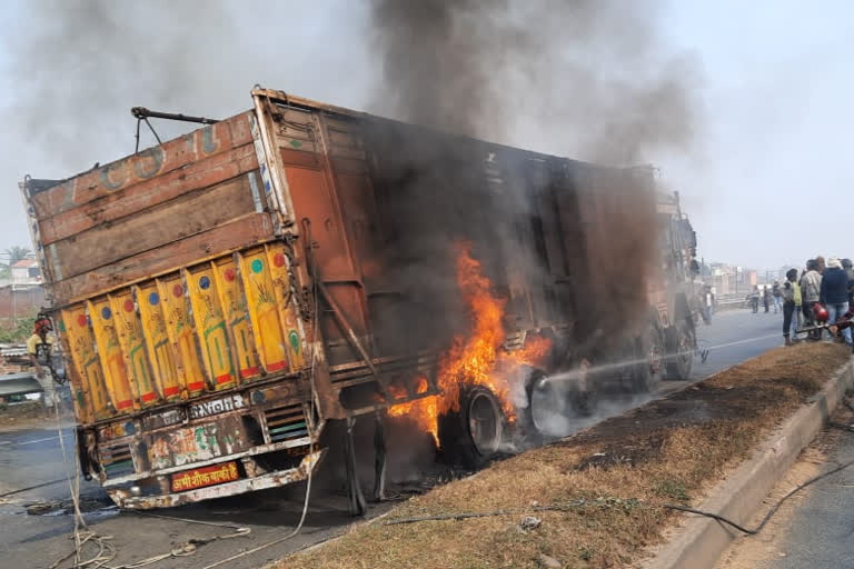 रोहतास में चलती ट्रक में लगी आग