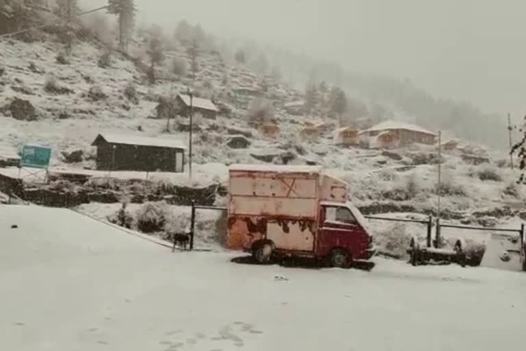 Transportation Affected Due To Snowfall:سونا مرگ زوجیلا شاہراہ تازہ برف باری کے باعث آمدورفت متاثر