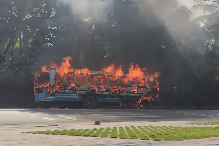 private bus caught fire in Kannur  കണ്ണൂരിൽ ഓടിക്കൊണ്ടിരുന്ന ബസിന് തീപിടിച്ചു  BUS VAUGHT FIRE ON THE MOVE IN PODIKKUND KANNUR  പൊടിക്കുണ്ടിൽ ഓടിക്കൊണ്ടിരുന്ന ബസിന് തീപിടിച്ചു  കണ്ണൂർ-പാളയത്ത് വളപ്പ് റൂട്ടിലോടുന്ന മായ ബസിന് തീപിടിച്ചു