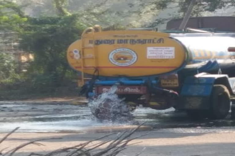 மாநகராட்சி குடிநீர் லாரியில் உல்லாசமாக குளித்த நபர் - வைரலாகும் வீடியோ காட்சி