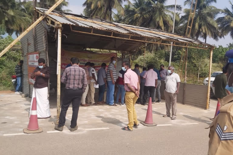 Omicron update Kerala  Travel ban in Kerala Tamil Nadu Border  tightens checking border Kerala Check posts  അതിര്‍ത്തികളില്‍ പരിശോധന ശക്തമാക്കി തമിഴ്നാട്  അതിര്‍ത്തികളില്‍ പരിശോധന ശക്തമാക്കുന്നു  കേരള തമിഴ്നാട് അതിര്‍ത്തിയില്‍ പരിശോധന ശക്തമാക്കി