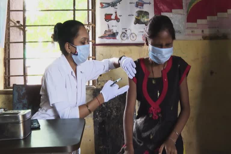 Adolescent Vaccination In Gujarat: વડોદરાના અલ્હાદપુર ગામે કરી કમાલ, ગણતરીના કલાકોમાં જ પૂર્ણ કર્યું 100 ટકા તરુણોનું વેક્સિનેશન