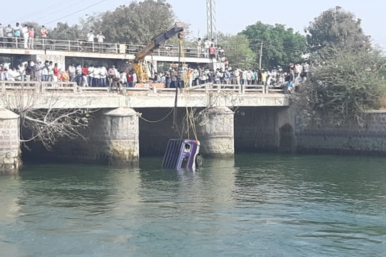 Car extraction in SRSP canal, two dead bodies found